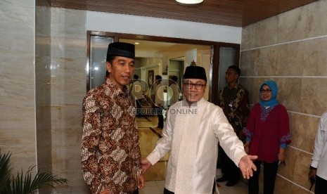 Presiden Joko Widodo (kiri), Ketua MPR Zulkifli Hasan (kanan) saat mengelar buka bersama pimpinan lembaga negara di Rumah Dinas Widya Chandra, Jakarta, Senin (22/6).  (Republika/Tahta Aidilla)