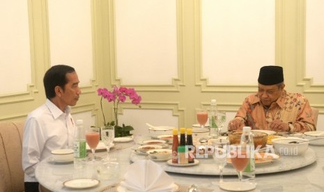  Presiden Joko WIdodo (kiri) makan siang bersama Ketua Umum PBNU Said Aqil Siradj di Istana Merdeka, Jakarta, Rabu (11/1). 