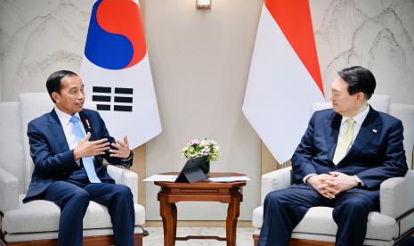 Presiden Joko Widodo (kiri) melakukan pertemuan bilateral dengan Presiden Korea Selatan Yoon Suk-yeol di Kantor Kepresidenan Yongsan, Seoul, Korea Selatan, Kamis (28/7/2022).