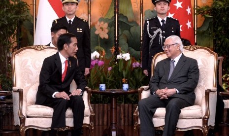 Presiden Joko Widodo (kiri) dan Presiden Singapura Tony Tan Keng Yam (ilustrasi)