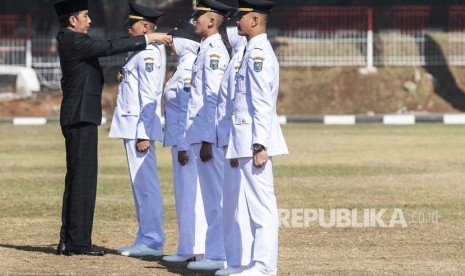 Presiden Joko Widodo (kiri) melantik lulusan angkatan XXV saat wisuda dan Pelantikan Pamong Praja Muda (PPM) Institut Pemerintahan Dalam Negeri (IPDN) Tahun 2018 di Jatinangor, Sumedang, Jawa Barat, Jumat (27/7). 