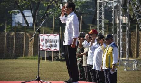 Presiden Joko Widodo (kiri) memberi hormat saat memimpin apel siaga NTB Bangun Kembali di lapangan Kecamatan Gunungsari, Lombok Barat, NTB, Senin (3/9).