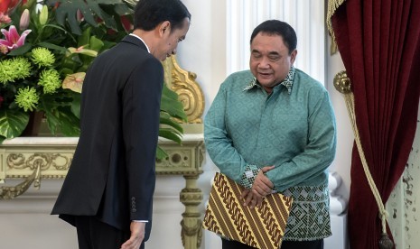 Presiden Joko Widodo (kiri) memberi salam kepada Ketua Umum PWI Pusat yang juga Penanggung Jawab Hari Pers Nasional (HPN) 2016 Margiono (kanan) usai melakukan pertemuan di Istana Merdeka, Jakarta, Rabu (20/1). 