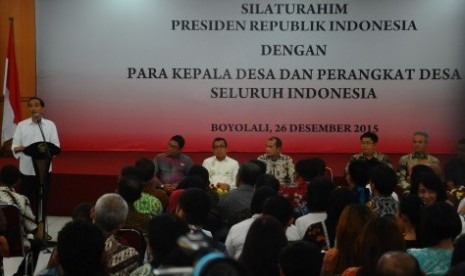 Presiden Joko Widodo (kiri) memberi sambutan saat menghadiri silaturahmi Presiden dengan Kepala desa se-Indonesia di Donohudan, Boyolali, Jawa Tengah, Sabtu (26/12).