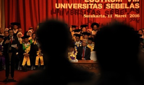 Presiden Joko Widodo (kiri) memberikan kuliah umum pada Sidang Senat Terbuka Lustrum VIII Universitas Sebelas Maret di auditorium universitas setempat , Solo, Jawa Tengah, Jumat (11/3). 