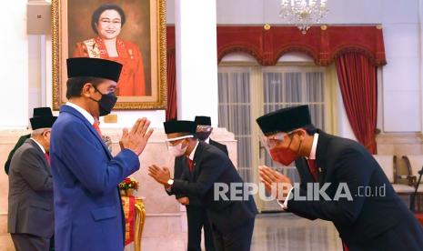 Presiden Joko Widodo (kiri) memberikan ucapan kepada Menteri Pendidikan Kebudayaan Riset dan Teknologi Nadiem Makarim (kanan) dan Menteri Investasi/Kepala BKPM Bahlil Lahadalia (tengah) seusai pelantikannya di Istana Negara, Jakarta, Rabu (28/4/2021). Presiden resmi melantik Bahlil Lahadalia sebagai Menteri Investasi/Kepala BKPM, Nadiem Makarim sebagai Menteri Pendidikan Kebudayaan Riset dan Teknologi serta Laksana Tri Handoko sebagai Kepala BRIN. 