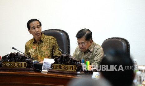  Presiden Joko Widodo (kiri) memimpin rapat terbatas bersama menteri di Kantor Kepresidenan, Jakarta, Senin (25/4). (Republika/ Wihdan)