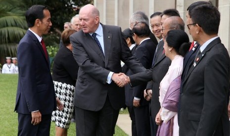 Presiden Joko Widodo (kiri) memperkenalkan anggota delegasinya kepada Gubernur jendertal Australia Peter Cosgrove (dua kiri) saat acara penyambutan di Admiralty House di Sydney, Australia, Minggu (26/2).