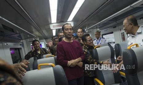 Presiden Joko Widodo (kiri) menaiki kereta bandara usai peresmian pengoperasian kereta bandara di Stasiun Bandara Soekarno-Hatta, Tangerang, Banten (2/1).