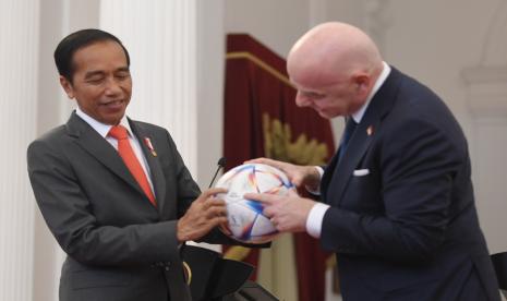 Presiden Joko Widodo (kiri) menerima bola resmi Piala Dunia Qatar 2022 dari Presiden Induk Asosiasi Sepak Bola Dunia (FIFA) Gianni Infantino usai melakukan pertemuan di Istana Merdeka, Jakarta, Selasa (18/10/2022). Dalam pertemuan tersebut Pemerintah Indonesia dan FIFA sepakat untuk melakukan transformasi menyeluruh sepak bola Indonesia serta memastikan semua aspek pertandingan berjalan sesuai dengan standar keamanan yang ditetapkan FIFA.