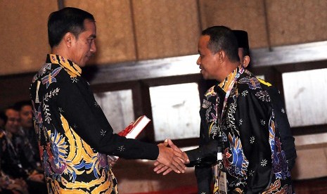 Presiden ke-7 Joko Widodo (kiri) dan Bahlil Lahadalia (kanan).