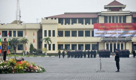 Presiden Joko Widodo (kiri) menerima laporan dari Komandan Korps Brigade Mobil (Brimob) Irjen Polisi Murad Ismail (kanan) saat upacara pengarahan kepada personel di Mako Brimob Kelapa Dua, Jakarta, Jumat (11/11).