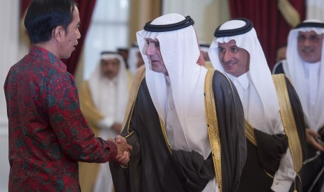 Presiden Joko Widodo (kiri) menerima Menlu Kerajaan Arab Saudi Adel bin Ahmed Al Jubeir (kedua kiri) beserta delegasi di Istana Merdeka, Jakarta, Selasa (20/10). 