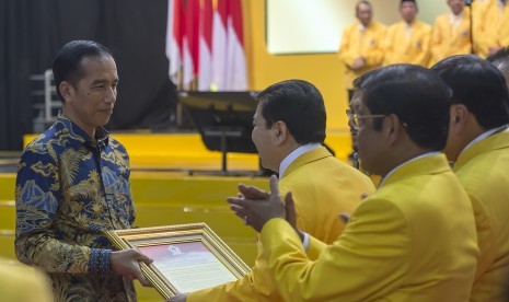 Presiden Joko Widodo (kiri) menerima plakat Deklarasi Partai Golkar dari Ketua Umum Partai Golkar Setya Novanto (kedua kiri) pada Penutupan Rapimnas I Partai Golkar 2016 di Istora Senayan, Jakarta, Kamis (28/7). 