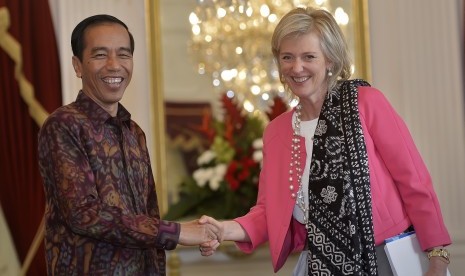 Presiden Joko Widodo (kiri) menerima Putri Astrid dari Kerajaan Belgia (kanan) di Istana Merdeka, Jakarta, Selasa (15/3).