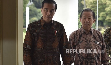 President Joko Widodo (left) welcomes Delegation of Special Envoy of Japanese Prime Minister, Toshihiro Nikai, and his entourage at the Presidential Palace of Bogor in West Java on Friday (January 19). 