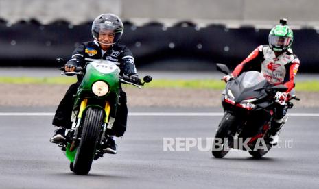 Jokowi: Jalan Bypass Bandara-Mandalika Siap Digunakan. Presiden Joko Widodo (kiri) mengendarai sepeda motor custom Kawasaki W175 saat mencoba lintasan Pertamina Mandalika International Street Circuit di KEK Mandalika, Praya, Lombok Tengah, NTB, Jumat (12/11/2021). Presiden Jokowi mencoba langsung sirkuit tersebut sekaligus meresmikannya. 