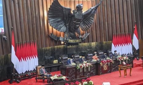 Presiden Joko Widodo (kiri) menghadiri rapat Paripurna pembukaan masa persidangan I DPR tahun sidang 2022-2023 di Gedung Nusantara, Kompleks Parlemen, Senayan, Jakarta, Selasa (16/8/2022). 