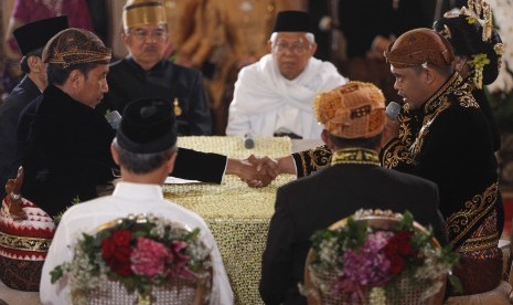 Presiden Joko Widodo (kiri) menikahkan putrinya, Kahiyang Ayu (kanan) dengan Bobby Nasution (kedua kanan) disaksikan Wakil Presiden Jusuf Kalla (kedua kiri) dan Ketua MUI KH Ma'ruf Amin (keempat kanan) saat ijab kabul di Gedung Graha Saba, Sumber, Solo, Jawa Tengah, Rabu (8/11). 