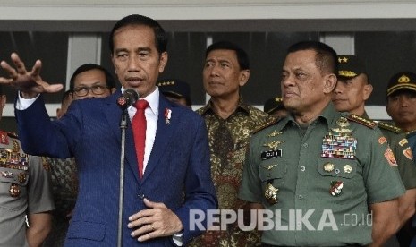 Presiden Joko Widodo (kiri), Menko Polhukam Wiranto (tengah), dan Panglima TNI Jenderal Gatot Nurmantyo.