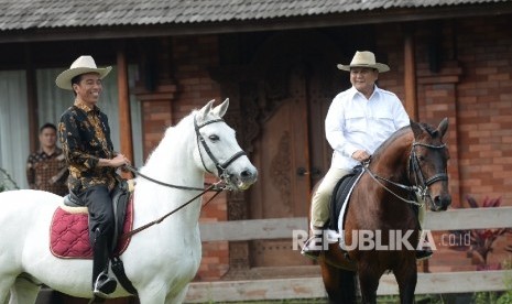  Presiden Joko Widodo (kiri) menunggang kuda bersama Ketua Umum Gerindra Prabowo Subianto di kediaman Prabowo, Padepokan Garuda Yaksa, Hambalang, Jawa Barat, Senin (31/10).(Republika/Wihdan)