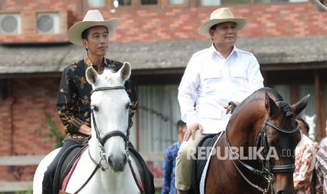 Presiden Joko Widodo (kiri) menunggang kuda bersama Ketua Umum Gerindra Prabowo Subianto di kediaman Prabowo, Padepokan Garuda Yaksa, Hambalang, Jawa Barat, Senin (31/10). 