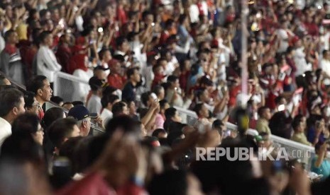 Presiden Joko Widodo (kiri) menyaksikan laga persahabatan antara Indonesia melawan Islandia di Stadion Utama Gelora Bung Karno, Jakarta, Ahad (14/1). 