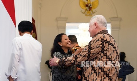 Presiden Joko Widodo (kiri) menyaksikan Menteri BUMN Rini Soemarno menyalami CEO Freeport McMoRan Richard Adkerson (kanan) seusai memberikan keterangan terkait pelunasan divestasi PT Freeport Indonesia di Istana Merdeka, Jakarta, Jumat (21/12/2018). 