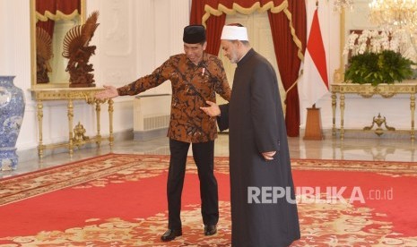 Presiden Joko Widodo (kiri) menyambut Imam Besar Al Azhar Muhammad Ath-Thayyib sebelum melakukan Veranda Talk di Istana Merdeka, Jakarta, Senin (30/4). 