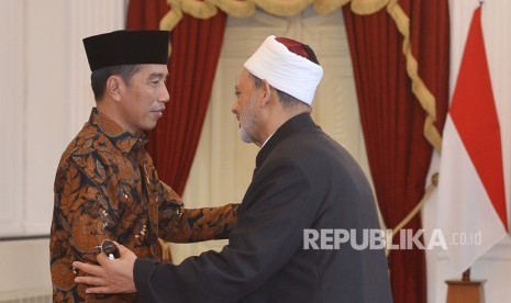 Presiden Joko Widodo (kiri) menyambut Imam Besar Al Azhar Muhammad Ath-Thayyib sebelum melakukan Veranda Talk di Istana Merdeka, Jakarta, Senin (30/4). 