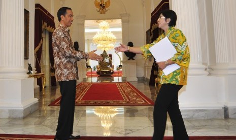 Presiden Joko Widodo (kiri) menyambut Ketua Panitia Seleksi pimpinan Komisi Pemberantasan Korupsi (KPK) Destry Damayanti (kanan) di Istana Merdeka, Jakarta, Selasa (14/7). 