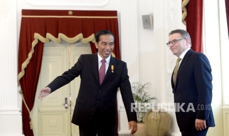 Presiden Joko Widodo (kiri) menyambut kunjungan kehormatan Menteri Luar Negeri Republik Ceko Lubomir Zaoralek di Istana Merdeka, Jakarta, Kamis (25/2). 