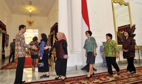 Presiden Joko Widodo (kiri) menyambut Panitia Seleksi pimpinan Komisi Pemberantasan Korupsi (KPK) di Istana Merdeka, Jakarta, Selasa (14/7).