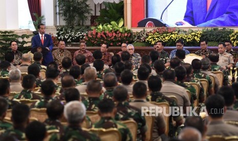 Presiden Joko Widodo (kiri) menyampaikan arahan kepada peserta Rapat Pimpinan Tentara Nasional Indonesia (TNI) dan Polri Tahun 2019 di Istana Negara, Jakarta, Selasa (29/1/2019).