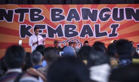 Presiden Joko Widodo (kiri) menyampaikan pidato sambutan usai memberikan bantuan korban gempa secara simbolis di Desa Pemenang Barat, Kecamatan Pemenang, Tanjung, Lombok Utara, NTB, Minggu (2/9).