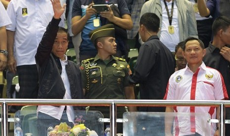 Presiden Joko Widodo (kiri) saat menyaksikan final Piala Presiden 2017 di Stadion Pakansari, Bogor, Ahad (12/3).