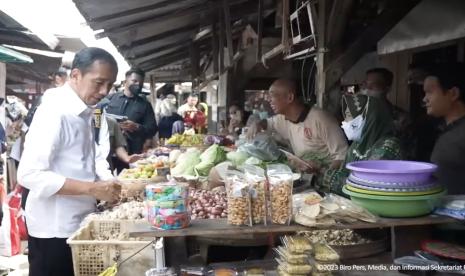 Presiden Joko Widodo lakukan peninjauan di Pasar Sambonggede, Tuban. Survei tingkat kepuasan terhadap kinerja Jokowi berdasarkan survei LSI, 76,8 persen.