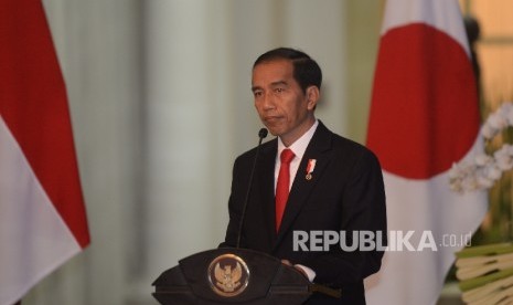 President Joko Widodo hold a press conference ager bilateral meeting with Japan Prime Minister Shinzo Abe at the Bogor Palace, West Java on Sunday (January 15). 