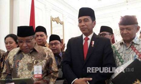 Presiden Joko Widodo melakukan konferensi pers terkait Perpres Lima Hari Sekolah di Istana Negara, Rabu (6/9).