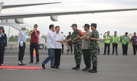 Presiden Joko Widodo melakukan kunjungan kerja ke lokasi bencana tsunami di Lampung, Rabu (2/1).