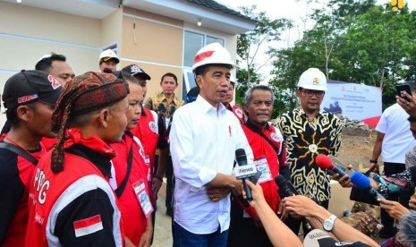 Presiden Joko Widodo melakukan peletakan batu pertama (groundbreaking) Perum Persaudaraan Pemangkas Rambut Garut (PPRG) di Desa Sukamukti, Kecamatan Banyuresmi, Kabupaten Garut, Jawa Barat.