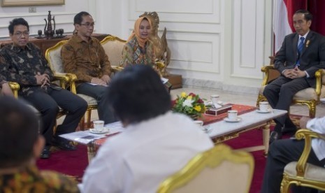 Presiden Joko Widodo melakukan pertemuan dengan pimpinan Kelompok Kerja Gambut UGM untuk membahas pengelolaan lahan gambut secara berkelanjutan, Selasa (3/11)