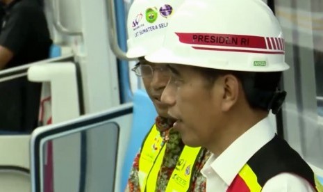 Presiden Joko Widodo melakukan ujicoba terhadap kereta ringan Light Rail Transit (LRT) di Palembang. 