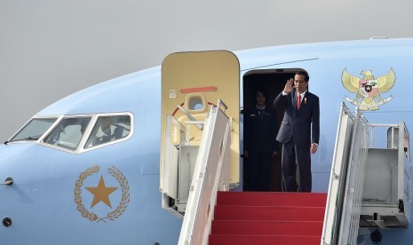 Presiden Joko Widodo melambaikan tangan sebelum bertolak ke Eropa di Bandara Halim Perdanakusuma Jakarta, Minggu (17/4). Presiden Joko Widodo bersama sejumlah menteri Kabinet Kerja bertolak ke Jerman, Inggris, Belgia, dan Belanda dalam rangka memenuhi unda