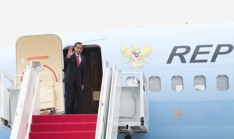 Presiden Joko Widodo melambaikan tangan sebelum memasuki pesawat kepresidenan di Bandara Internasional Halim Perdanakusumah, Jakarta, Jumat (11/9). 