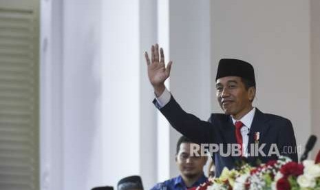 Presiden Joko Widodo melambaikan tangan seusai Upacara Penurunan Bendera HUT ke-73 RI di Istana Merdeka, Jakarta, Jumat (17/8). 