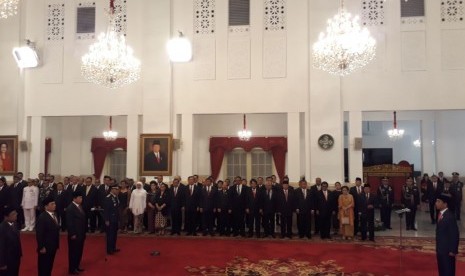 Presiden Joko Widodo melantik dua menteri, satu anggota Watimpres, dan KSAU di Istana Negara, Rabu (17/1).