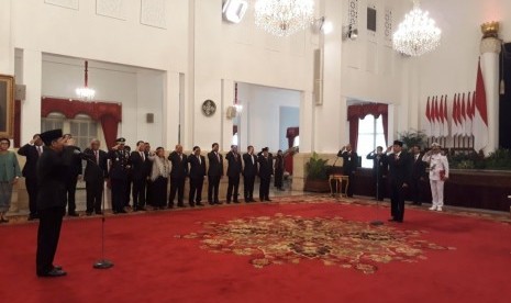 Presiden Joko Widodo melantik kepala Badan Siber dan Sandi Negara (BSSN) Djoko Setiadi, Rabu (3/1) di Istana Negara.