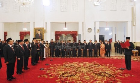 Presiden Joko Widodo melantik menteri kabinet baru di Istana Negara, Rabu (12/8). 