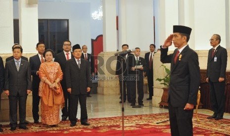 Presiden Joko Widodo melantik menteri kabinet baru di Istana Negara, Rabu (12/8). 